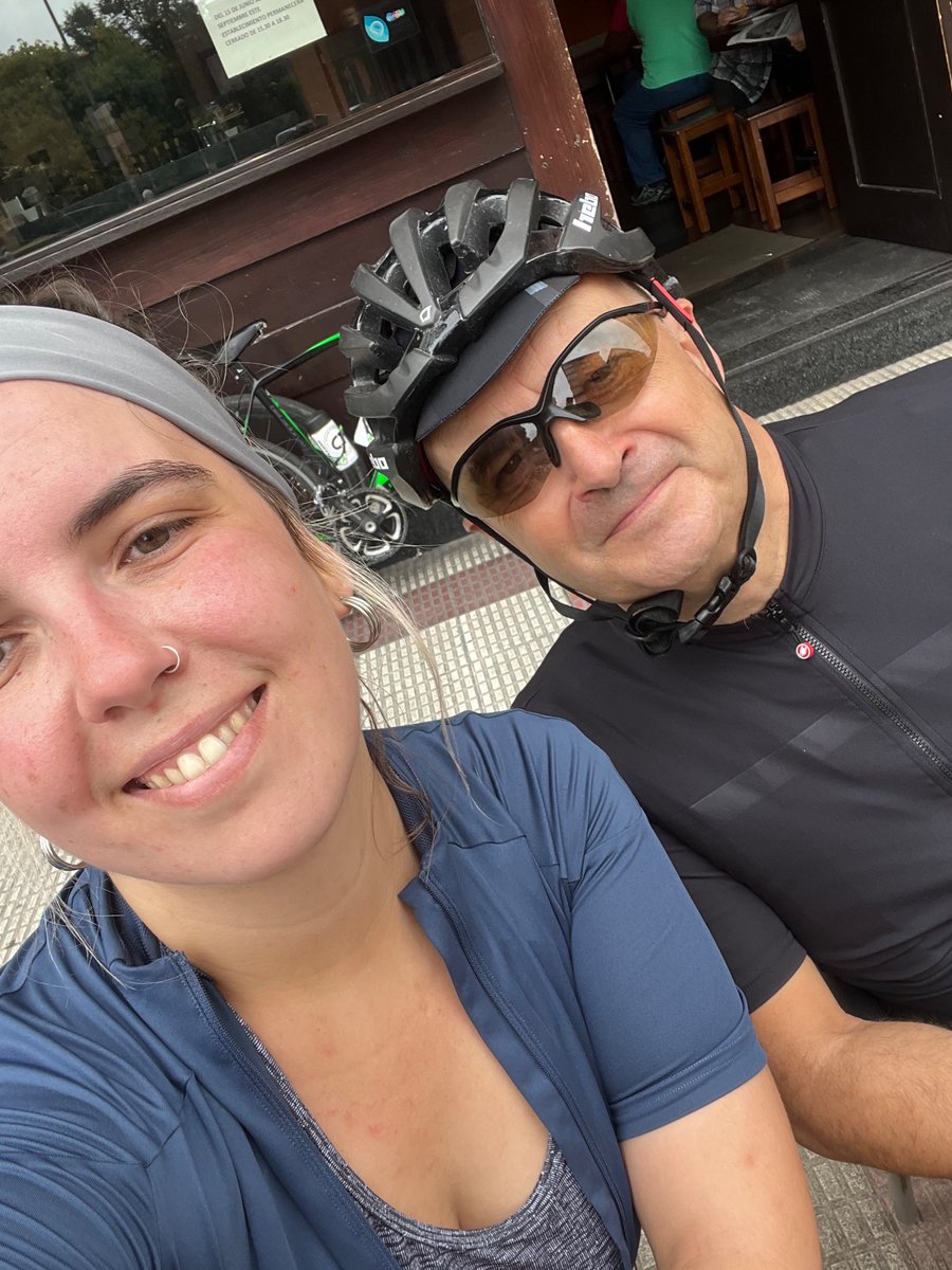 Aitarekin uda osoa daramat 🚲 gainean etxe inguruko ibilbideak egiten. 

Ez naiz bada kirola erromantizatzearen aldekoa, baina…

🫰🏼 ⛰️ ☕️ 🥵