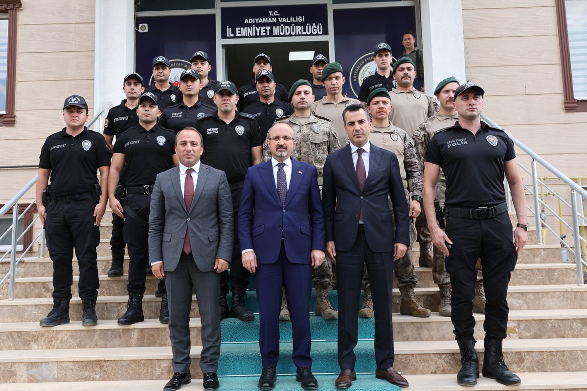 adiyamangovtr's tweet photo. 📍İl Emniyet Müdürlüğü 

"Muhtarlarımızla Yeni Yüzyıla Adım Adım" Çalıştayına katılmak üzere ilimize teşrif eden İçişleri Bakan Yardımcısı Sayın Bülent Turan, Vali Vekilimiz Sayın Ali Erdoğan ile birlikte İl Emniyet Müdürlüğünü ziyaret etti. https://t.co/tsZginQWx4