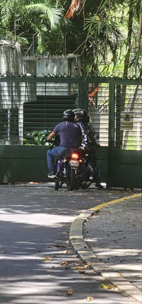 RoiLopezRivas's tweet photo. María Corina Machado no está en la "clandestinidad" como ha dicho su equipo.

Aquí se ve entrando a su edificio en Los Chorros, Caracas sin problemas. Ella sale y entra cuando quiere, asiste a reuniones y organiza actos terroristas como si nada.

Pero vive en dictadura... https://t.co/gRn2m2sNMw