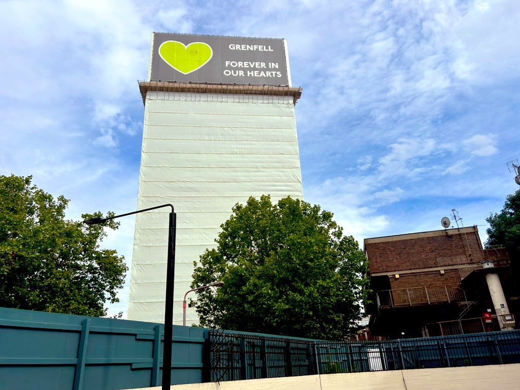 philstokes's tweet image. Visiting friends who live and work in the shadow of Grenfell. #Localheroes