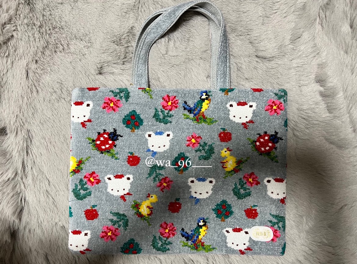 wa_96___'s tweet photo. ファミリアとフェイラーがコラボしたレッスンバッグ受け取ってきた🧸💕とってもとっても可愛い！内側ファミリアチェックになってると思わなかったから嬉しい〜！大切に使おう😽 https://t.co/Ymcc5dLugW