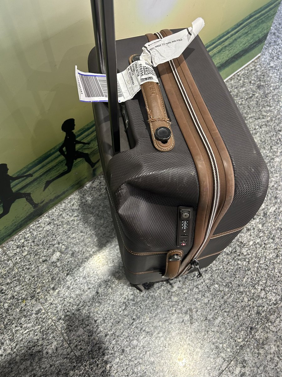 NitinComar1605's tweet photo. @IndiGo6E @IndiGo6E #Indiasworstairline they will destroy your luggage and offer the most pathetic customer service. https://t.co/EWqwYIrUdt