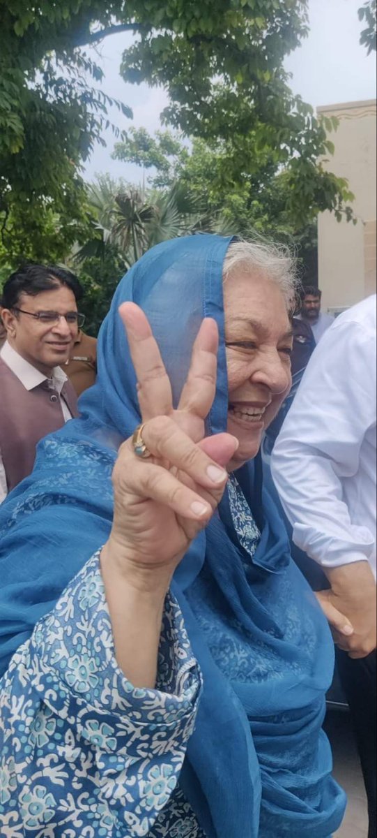 PTIofficial's tweet photo. Victory sign ✌🏻 by Dr Yasmin Rashid today, during her court appearance. https://t.co/dMNbOnylLA