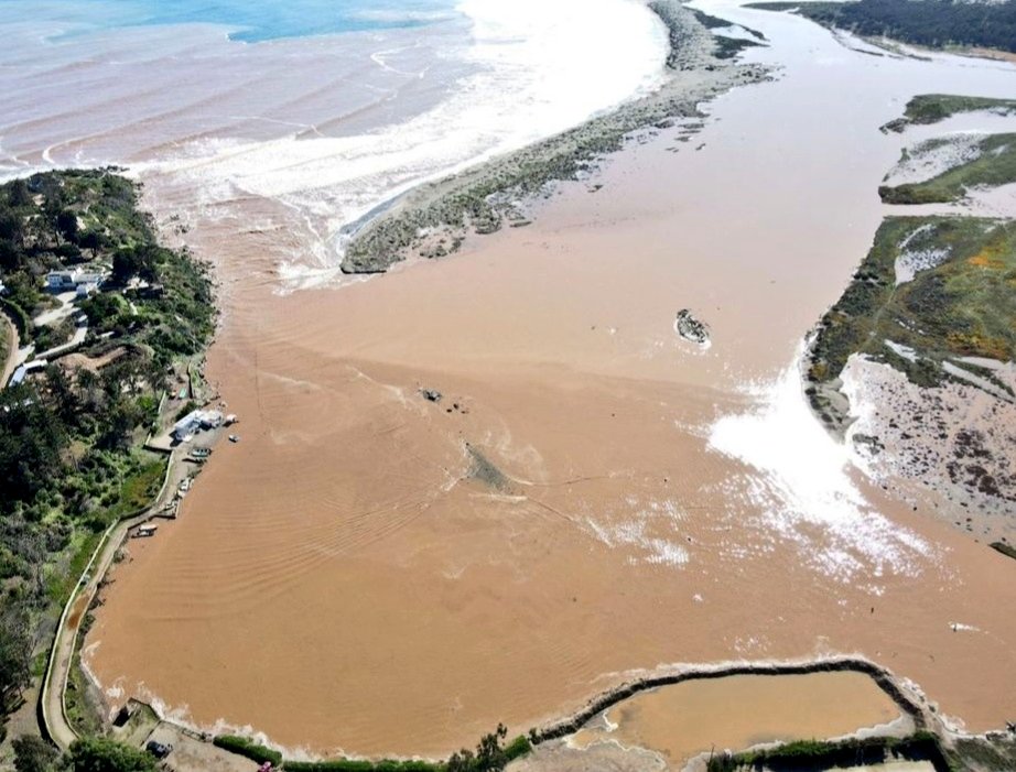 cristobalreus's tweet photo. Histórico. Los rios #Petorca y #Ligua, junto al Estero de Las Salinas en su desembocadura. Foto del sector Salinas de Pullally, comuna de #Papudo.
Créditos: Escuela de Surf Salinas Experience cc @alegriagonzaa @RedGeoChile @RedMeteoA https://t.co/aL52HvABQS