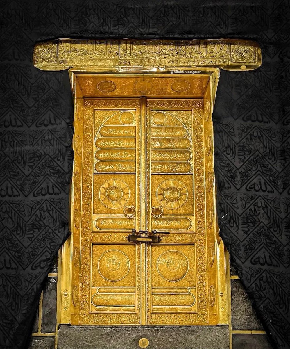 Al__Quraan's tweet image. The door of Kaaba. 

If you are online say Ma’Sha’Allah!