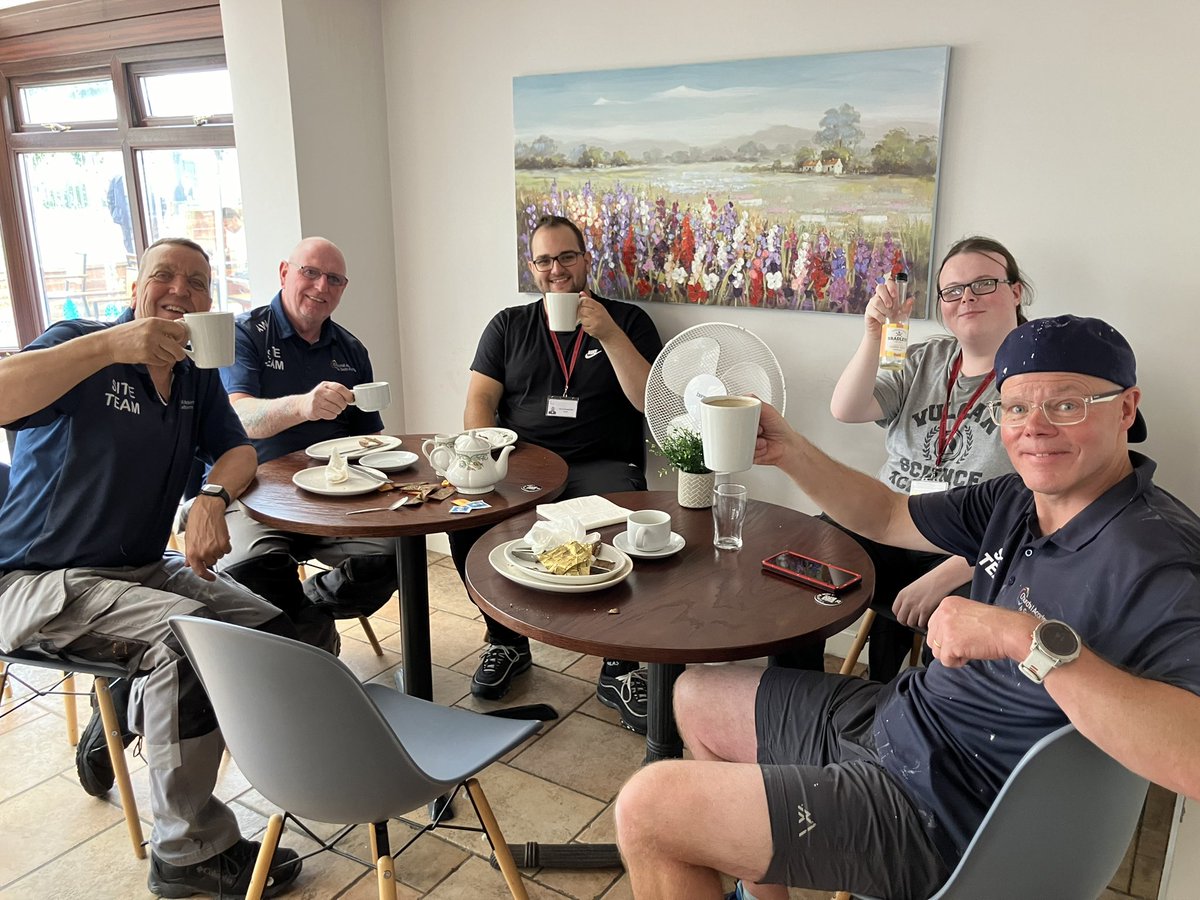 BigwoodAllySBM's tweet photo. Shout out to the #term7 crew! Taking a break from the essential holiday works, enjoying a well deserved team breakfast. #SiteTeam #ITTeam https://t.co/yUyFSwcqh6