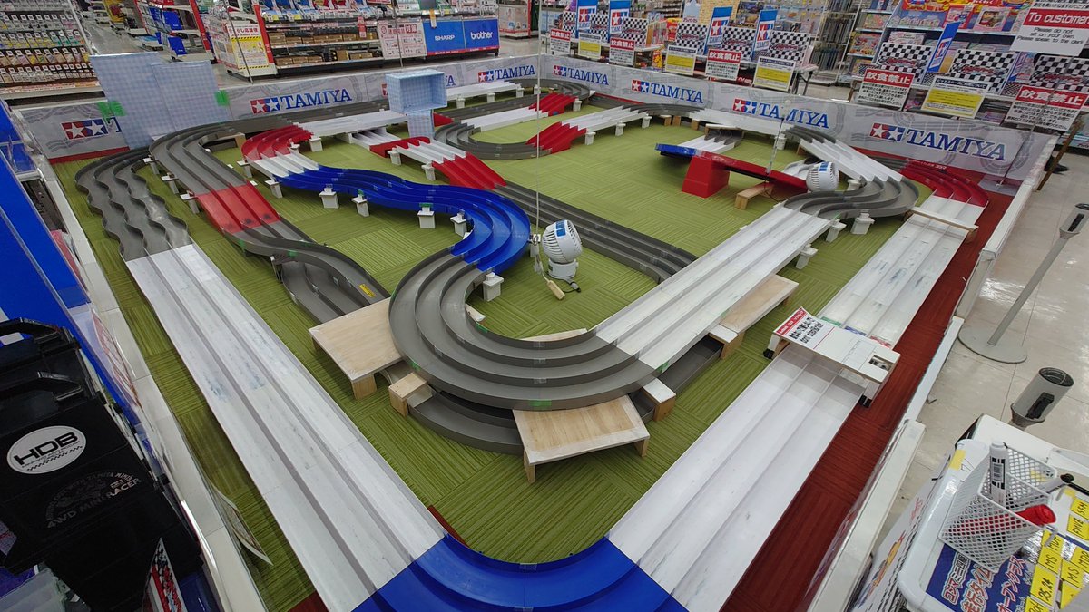 kagami326's tweet photo. 2ヶ月ぶりの四活！
レイアウト変更から4週間経ってしまった。
下り２着が入らないし😖直後の上り２着も入らないし😫ビタ止めすればLC直上りで止まるし😱ミニ四駆楽しいなぁと思った！ https://t.co/I3zWqdSSH5