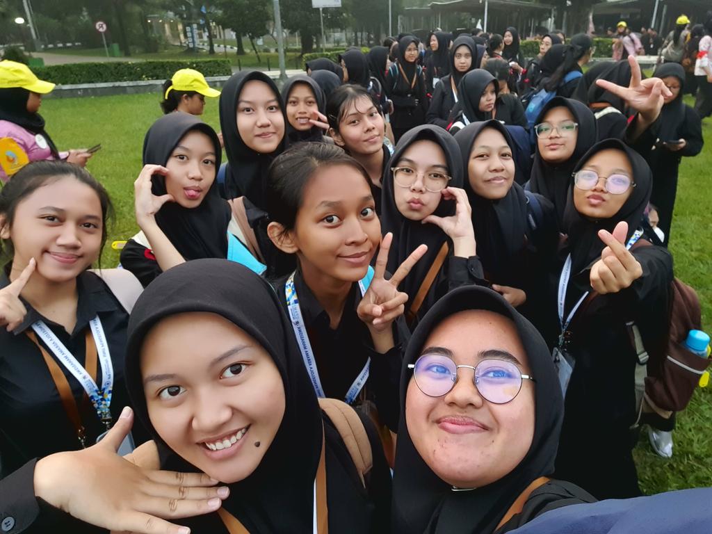 julpaacans's tweet photo. Seru bangt, MPKMB 61 day 1 & 2, ketemu najwa sihab sama cinta kaura. materi nya daging bangt membekas sampai aku sangat termotivasi, walaupun ak dpt pita merah, tp kita tetep semangat. Dekorasi ny bangus bangtt plis. Keren2 bngt kakak panitia MPKMB 61. ✨️🤩🤩
#IPBinDiversity https://t.co/mFuQ8rC5I8