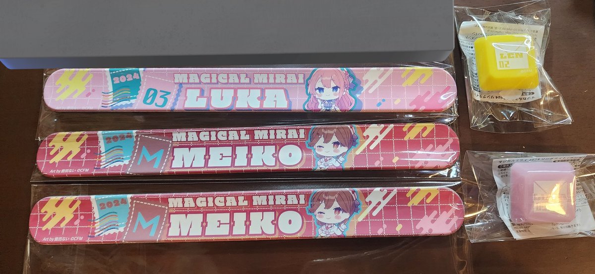 0_wakasagi's tweet photo. マジカルミライ リングライト スナップリストバンド  交換

〖譲〗スナップリストバンド▶ルカ MEIKO×2
リングライト▶レン ルカ×2

〖求〗スナップリストバンド▶ミク or 定価
リングライト▶ミク KAITO 

郵送希望です。1点～️⭕️
検索からもお声がけください。 https://t.co/zBrehy7YWo
