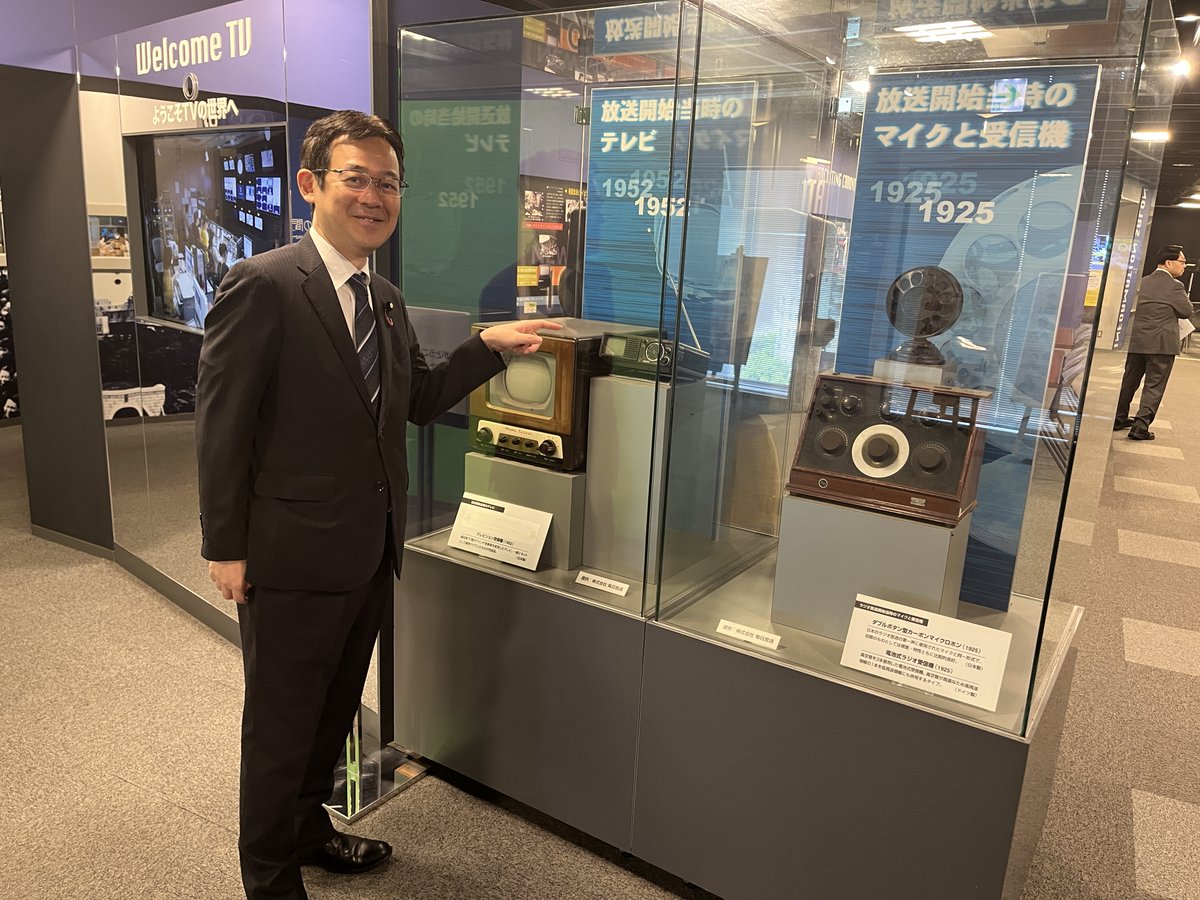 KenAkamatsu's tweet photo. 昨日は10時半から、横浜の「放送番組センター」を視察。テレビやラジオ番組の保存と公開（※権利処理済み）を行っているが、フランスINAのように全てのチャンネルを24時間録画保存しているわけではなく、独自の基準で選んだものだけ。それでもテレビ番組は19,632本を公開（29,550本保存）、ラジオ番組は5,297本を公開（6,145本保存）しており、館内の見事な視聴ブースで見ることができる。保存用サーバのHDDはRAID5とRAID6を組んでおり強固。更にLTOでバックアップを取っていた。公開用のHD動画は8Mbps(H.264)だが、LTOの方に変換前の原版(例えば20Mbps級）を残しているのも良い。
また常設展や企画展も評判が良いようで、今は「ニッポン放送70年展」を開催していた。オールナイトニッポンの元リスナーなら相当楽しめそう。
https://t.co/REJjWvODsD
ただ、フランスINAに比べると保存番組が少なすぎて、研究調査向けとしてはともかく、アーカイブ機関としては心もとない。日本版INA、どうにかならないか調査続行します。
https://t.co/Cxhw8FNXPk