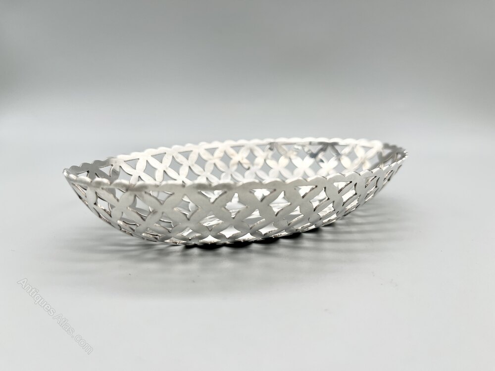 antiques_atlas's tweet photo. Selling on Antiques Atlas we have
3,232 Antique Silver items https://t.co/WS9UxBtTx6 Great gift ideas for all occasions
Including
Edwardian Silver Bonbon Dish, A&J Zimmerman, 1910
From Burnell And Rowe @ilsuttoneri
Id Code as1006a1941
#antiquesilver #antiques #englishsilver https://t.co/0Qjtm6J3Fi