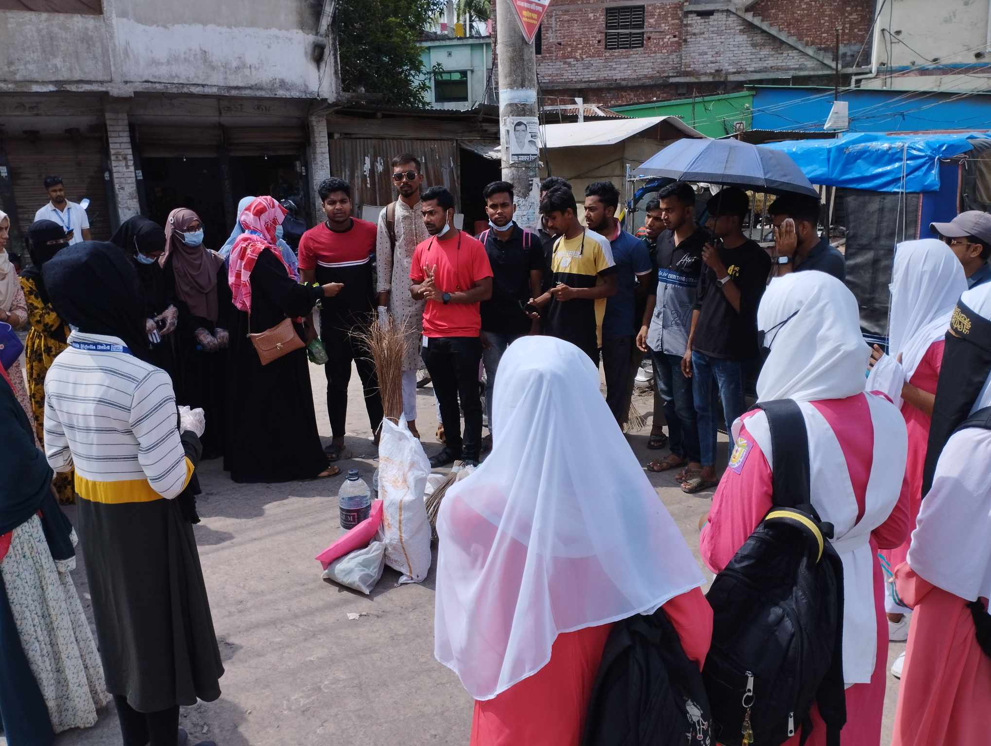 নড়াইলে শহর বিভিন্ন রাস্তায় পরিচ্ছন্নে হাত লাগালো শিক্ষার্থীরা