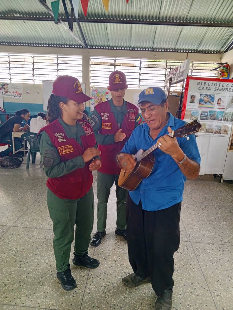 destacamento124's tweet photo. #7Ago|| Nuestros hombres y mujeres de chaleco carrubio se encuentran desplegados en cada comunidad brindando bienestar social y protección al pueblo.
#VenezuelaHaceJusticia https://t.co/IqNEQN5tPV
