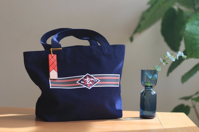 C104で頒布する新刊セットのグッズです!
レイジョの髪飾りとジャンパーをイメージしたストラップとトートバッグです!木製ストラップは裏表でデザインが違う仕様となっています。😆 