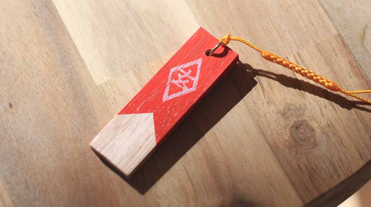 C104で頒布する新刊セットのグッズです!
レイジョの髪飾りとジャンパーをイメージしたストラップとトートバッグです!木製ストラップは裏表でデザインが違う仕様となっています。😆 