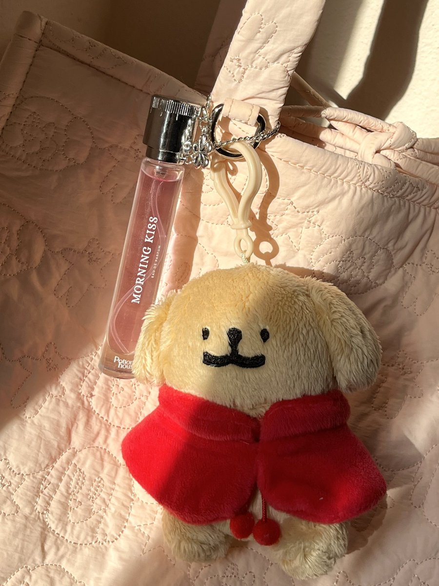 Potion House น้ำหอมแบบ Eau De Parfum ตัวดังใน ตต.ทำกลิ่นออกมาได้น่ารักแบบตะโกนน🍒✨

💖Charming Girl - กลิ่นออกแนวฟลอรัล หวานแบบสดใส ไม่หวานเลี่ยนน้า จะออกแนวละมุนๆฟีลเป็นสาวน้อยน่ารักกรุบกริบ

🌷Morning Kiss - กลิ่นออกแนวแป้งเด็กละมุนนัวๆจะมีความแบบน่ารัก ขี้เล่น ซนนิดหน่อย