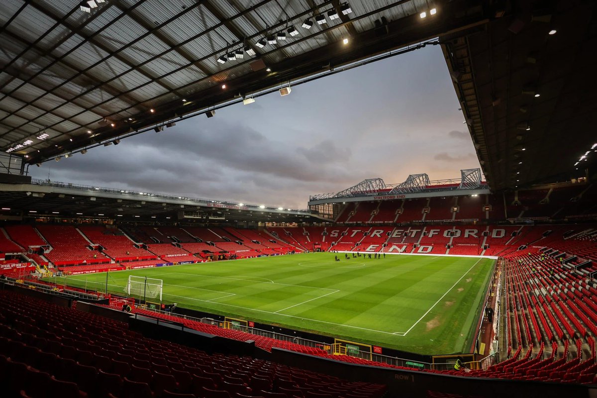 UnitedStandMUFC's tweet photo. 🚨 BREAKING: #mufc plan to keep Old Trafford, considering a scaled-down version next to a £2bn arena, which would hold 30,000 fans and host women's and academy games, while retaining Munich tributes and club statues. [@ChrisWheelerDM] https://t.co/XwRrxWWh1Y