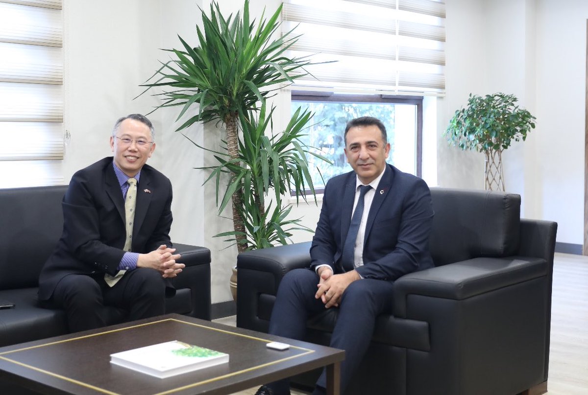 Halil_Hasar's tweet photo. We hosted Mr. Chih-Yang HUANG, the Representative of Taipei Economic and Cultural Mission in Ankara, at #DoCC
We shared information on the effective roadmaps and projects of both sides in the fight against #climatechange.
Mr. HUANG told about the work they have done on climate change and touched upon the importance of international cooperation in combating climate change.
During the bilateral meeting, we discussed opportunities for joint workshops on #mitigation strategies and #carbon pricing mechanisms on sectoral levels.
@TC_iklim
@csbgovtr