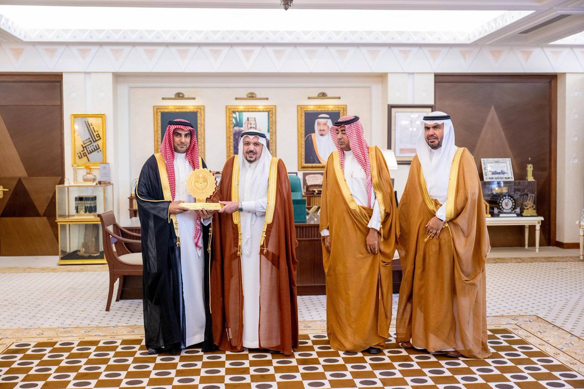 EmarahAlQassim's tweet image. أشاد سموه بدورهم لدعم مسار المسؤولية المجتمعية بالجمعية بتوظيف 21 كادرا بتخصصات هندسية وفنية وإدارية ..

سمو #أمير_منطقة_القصيم يكرّم عدد من المسؤولين في شركة البواني المحدودة لدعمهم توظيف الكوادر الوطنية بجمعية الإسكان الأهلية بالمنطقة .