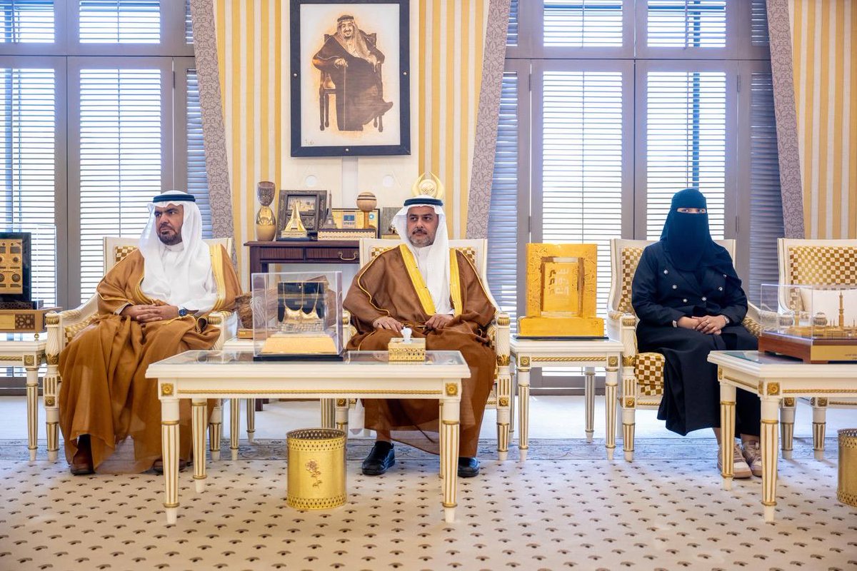 EmarahAlQassim's tweet image. أشاد سموه بدورهم لدعم مسار المسؤولية المجتمعية بالجمعية بتوظيف 21 كادرا بتخصصات هندسية وفنية وإدارية ..

سمو #أمير_منطقة_القصيم يكرّم عدد من المسؤولين في شركة البواني المحدودة لدعمهم توظيف الكوادر الوطنية بجمعية الإسكان الأهلية بالمنطقة .