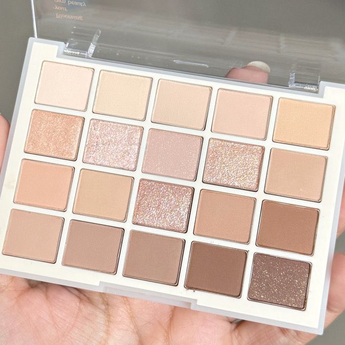 reviewchoey's tweet photo. //ซ้ำ ถ้าใช้หมดนะ555//
พาเลตตาโทน neutral ���ี่ควรมีสุดๆ เชียร์ Dasique 20 หลุม สี 01 สวยสะอาด natural tone ที่ละมุนมาก หลับตาแต่งก็สวยโทนนี้ ชิมเมอร์ฉ่ำแตกแตน สวยม้ากกกกกกกกกกกกกกกกก เป็นพาเลตที่ควรมีติดบ้านเลย ตลับนึงใช้ยาวๆ ใช้ได้นานมากกกกก

📍พิกัด 
Shopee : https://t.co/Mlnupf4pNl
Lazada : https://t.co/dL98w0nr12
(8.8 นี้ลดไปเกือบ 4 ร้อย ปกติคอลนี้ไม่ค่อยลดด)