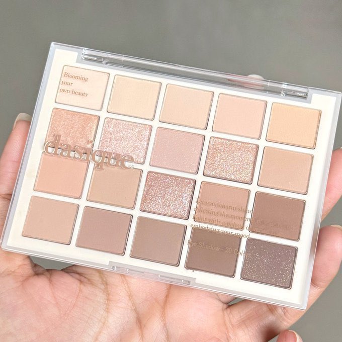 reviewchoey's tweet photo. //ซ้ำ ถ้าใช้หมดนะ555//
พาเลตตาโทน neutral ���ี่ควรมีสุดๆ เชียร์ Dasique 20 หลุม สี 01 สวยสะอาด natural tone ที่ละมุนมาก หลับตาแต่งก็สวยโทนนี้ ชิมเมอร์ฉ่ำแตกแตน สวยม้ากกกกกกกกกกกกกกกกก เป็นพาเลตที่ควรมีติดบ้านเลย ตลับนึงใช้ยาวๆ ใช้ได้นานมากกกกก

📍พิกัด 
Shopee : https://t.co/Mlnupf4pNl
Lazada : https://t.co/dL98w0nr12
(8.8 นี้ลดไปเกือบ 4 ร้อย ปกติคอลนี้ไม่ค่อยลดด)