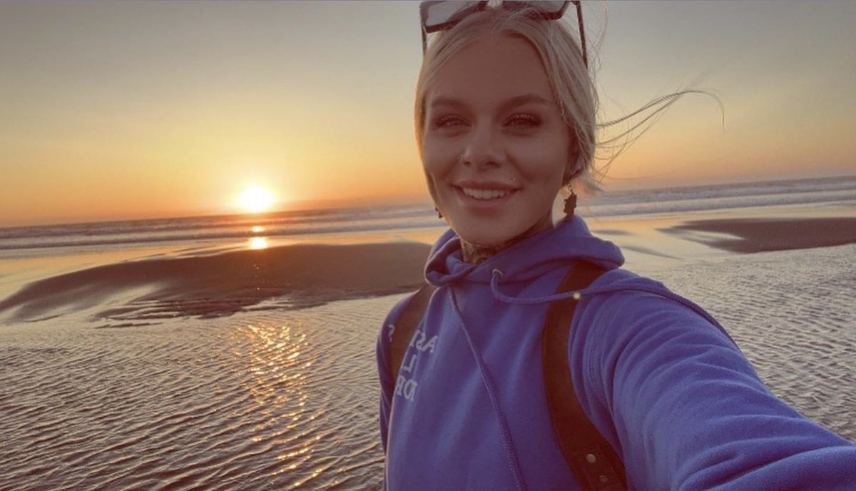 WranglerQueen's tweet photo. Drove to the beach today so I could watch the sunset🌅 
RT if you would join me💗 https://t.co/iDibI3D6ci