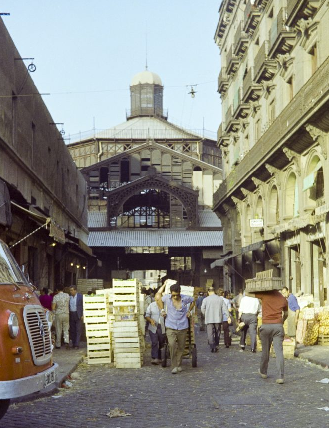 #TalDiaComAvui de 1971 tancava el Mercat del #Born. 

Fins aquell moment, era el mercat majorista de fruites i verdures de Barcelona, activitat que es va traslladar a #Mercabarna.

📷 AVB