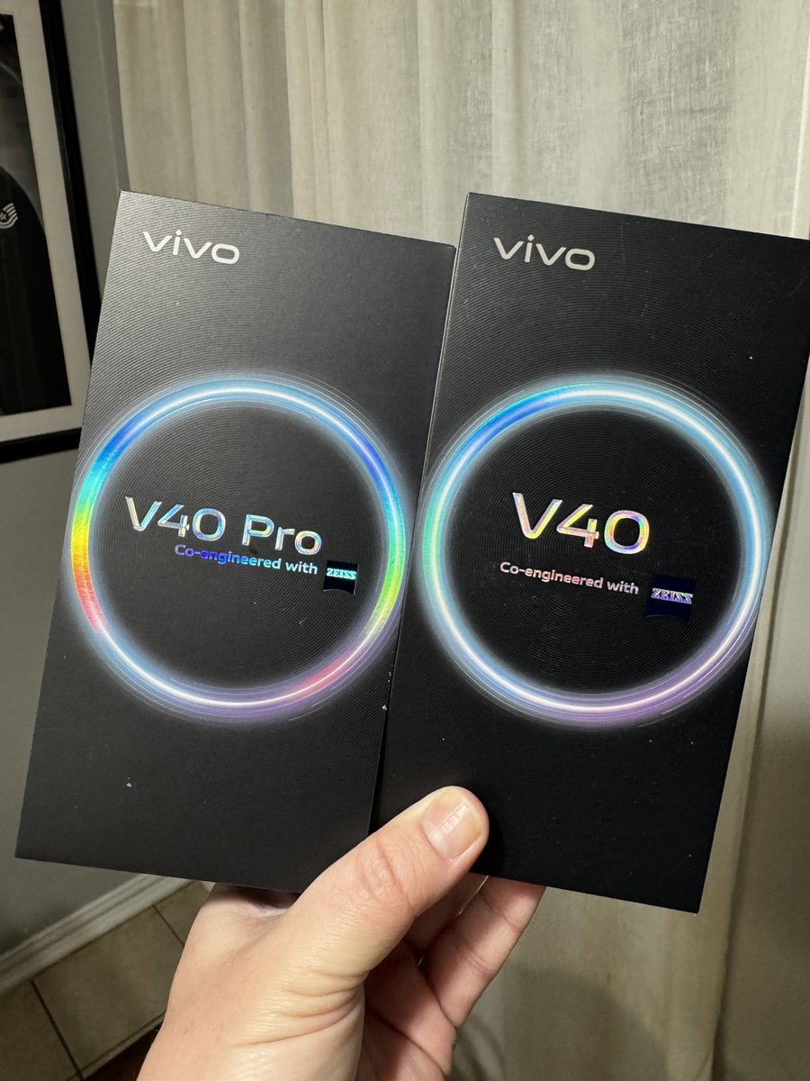 AdamJMatlock's tweet photo. New phones on deck! The new VIVO V40 and V40 Pro. Can’t wait to test them out! Gorgeous colors as well. This purple color is probably the best phone color in the history of mankind!

#vivo #v40 #v40pro https://t.co/KhK11H3KMJ