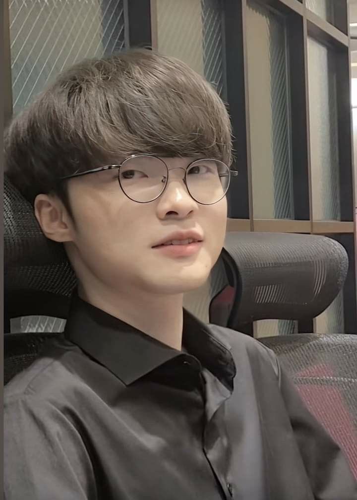 GamingSilla's tweet photo. Estimado @faker,
Ayer, me apuñalaron en las calles de Barcelona y el hecho de que haya sobrevivido es gracias a ti. Tú y T1 me salvasteis de los momentos más oscuros de mi vida. Los fans de T1 siempre estarán aqui para ti, podemos lograrlo juntos. https://t.co/Ia8yrtsrok