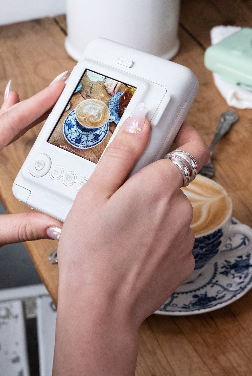 koide_128's tweet photo. instax mini LiPlay™がリニューアルして発売中です!
\カメラとスマホプリンターの1台2役/
新トレンドに合わせた3色から選べます💫
『グリーン』・『ホワイト』・『ブロンズ』
当店では、すべてのお色をご用意してます◎
#INSTAX #チェキ #INSTAXminiLink2 #スマホプリンター https://t.co/hx16uuGkfs
