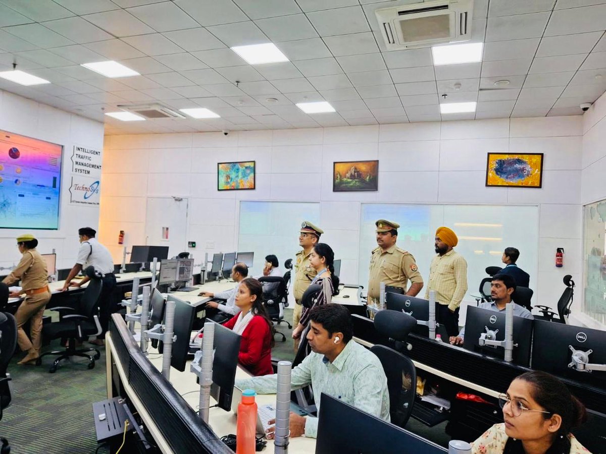 LoJcp's tweet image. Jt.CP L&amp;amp;O महोदय द्वारा थाना हजरतगंज क्षेत्र के #ITMS/ICCC कंट्रोल रूम का निरीक्षण कर VIP मूवमेंट व यातायात व्यवस्था आदि की मॉनिटरिंग का जायजा लेते हुए संबंधित को आवश्यक दिशा निर्देश दिए।
@lkopolice 
@Uppolice 
@dgpup 
@UPGovt 
@CMOfficeUP