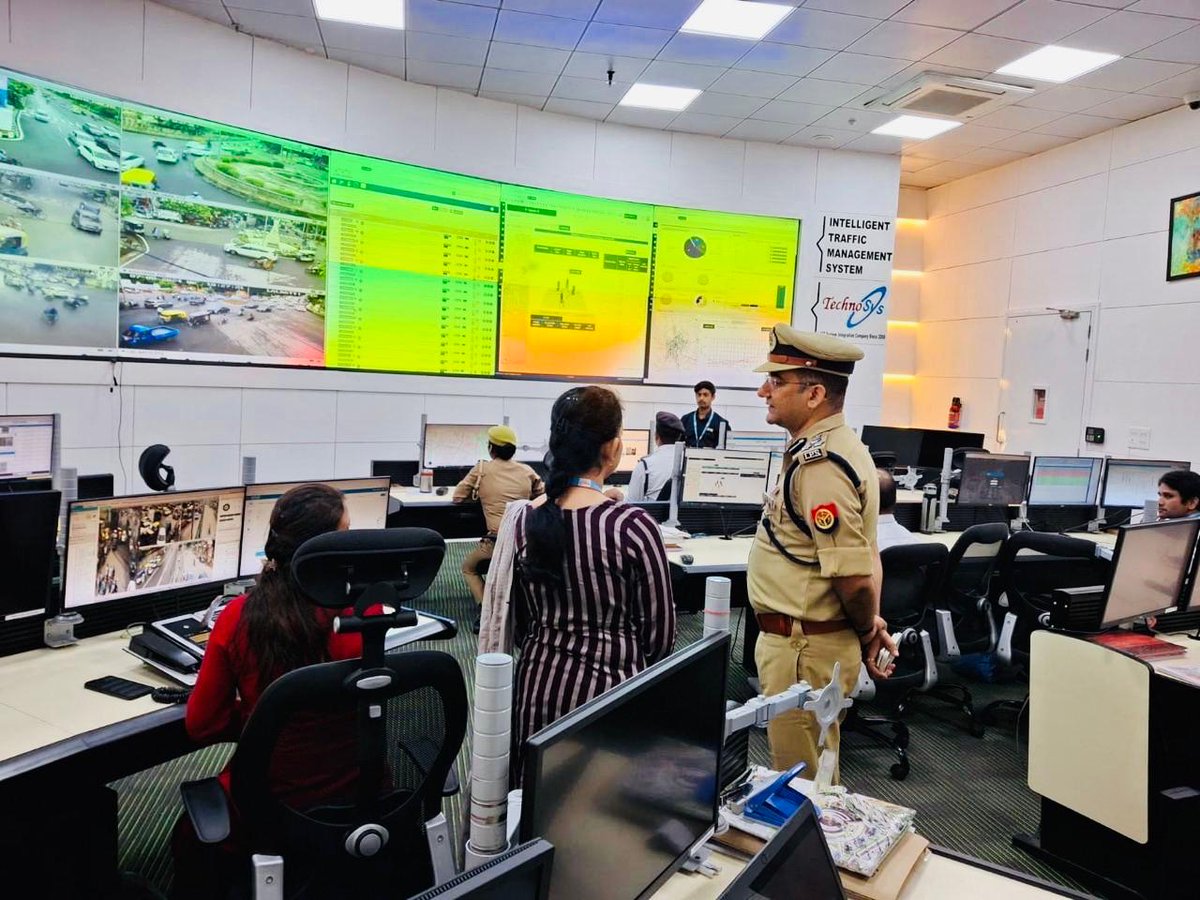 LoJcp's tweet image. Jt.CP L&amp;amp;O महोदय द्वारा थाना हजरतगंज क्षेत्र के #ITMS/ICCC कंट्रोल रूम का निरीक्षण कर VIP मूवमेंट व यातायात व्यवस्था आदि की मॉनिटरिंग का जायजा लेते हुए संबंधित को आवश्यक दिशा निर्देश दिए।
@lkopolice 
@Uppolice 
@dgpup 
@UPGovt 
@CMOfficeUP