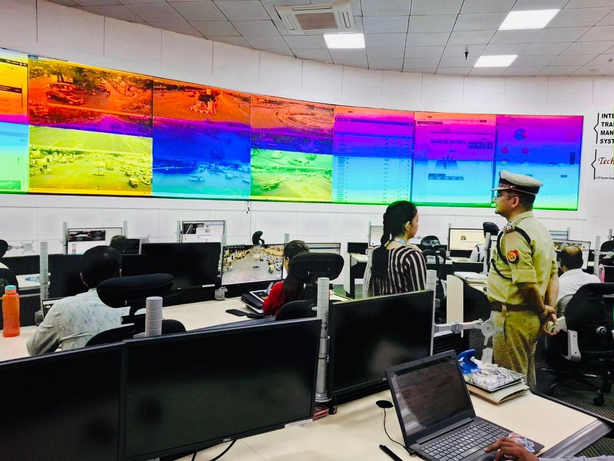 LoJcp's tweet image. Jt.CP L&amp;amp;O महोदय द्वारा थाना हजरतगंज क्षेत्र के #ITMS/ICCC कंट्रोल रूम का निरीक्षण कर VIP मूवमेंट व यातायात व्यवस्था आदि की मॉनिटरिंग का जायजा लेते हुए संबंधित को आवश्यक दिशा निर्देश दिए।
@lkopolice 
@Uppolice 
@dgpup 
@UPGovt 
@CMOfficeUP