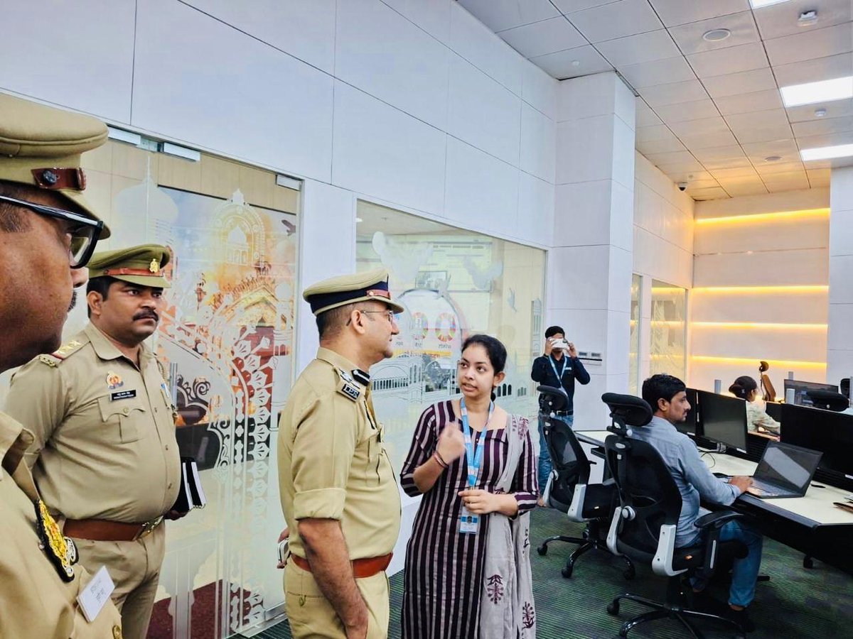 LoJcp's tweet image. Jt.CP L&amp;amp;O महोदय द्वारा थाना हजरतगंज क्षेत्र के #ITMS/ICCC कंट्रोल रूम का निरीक्षण कर VIP मूवमेंट व यातायात व्यवस्था आदि की मॉनिटरिंग का जायजा लेते हुए संबंधित को आवश्यक दिशा निर्देश दिए।
@lkopolice 
@Uppolice 
@dgpup 
@UPGovt 
@CMOfficeUP