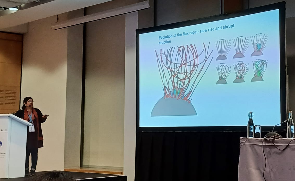 piyalico's tweet photo. Spoke on 3DMHD simulations of CME activation at Symposium 390 at  #IAUGA2024 on first day. After suffering loss of equilibrium, the CME speed may be controlled by continued magnetic reconnection. Checkout https://t.co/UALCae5W8M. @IIABengaluru @asipoec @IndiaDST @SAMRIDDHISMAITY https://t.co/YMRE5mLr76
