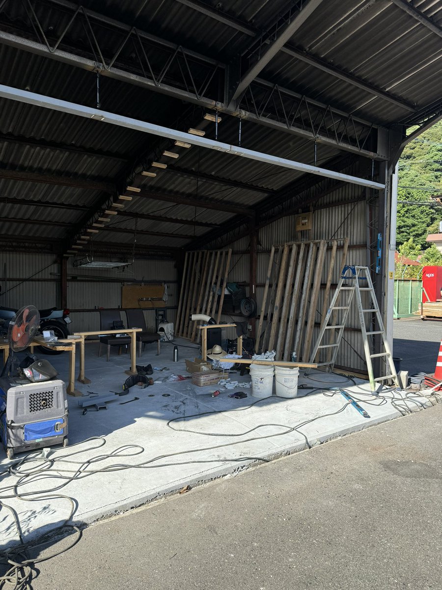 SFukudaruma's tweet photo. 暑っちぃ〜ね〜🥵
シャッター屋が枠を付けろだって😭
強気なシャッター屋
てかシャッター高っ‼️ https://t.co/fU517sitMC