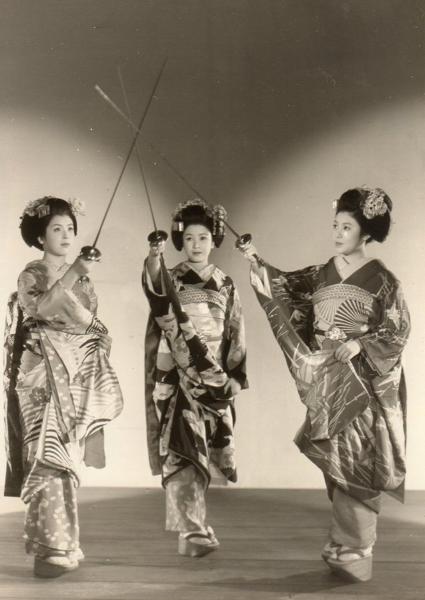 #全員女子の戦隊 
ザラードス！イラードス！ガラードス！
これがわてらの生きる道どす