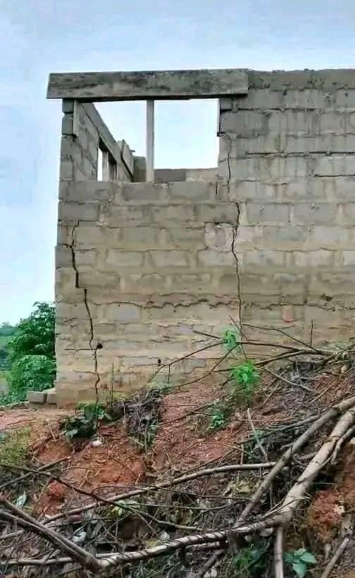 Khaytweets's tweet image. Engineers, please what can cause this?