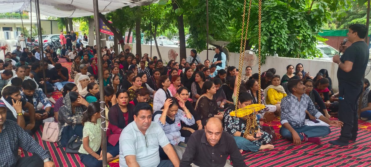 NhmKarnal's tweet photo. @cmohry 18000+ NHM employees have been on strike from 13 days,observing #BlackTeej in protest.Their demands for regularization and job security have gone unacknowledged by @cmohry #NHMStrike #JobSecurity #Regularize #EmployeeRights @NayabSainiBJP @BJP4Haryana @kamalguptabjp @PMOIndia https://t.co/uAGBe6cMzv