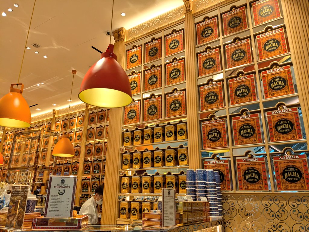 Rache1_1's tweet photo. ギラギラ映えの『BACHA COFFEE』。
モロッコ発なのにシンガポール土産の定番になりつつある。1.2年前からインスタ広告でやたら出てきて、見た目のインパクトにガッツリ認知獲得され無事現地で興味持ってきてしまった笑
#ちぇるinSingapore https://t.co/3dz685UNTq