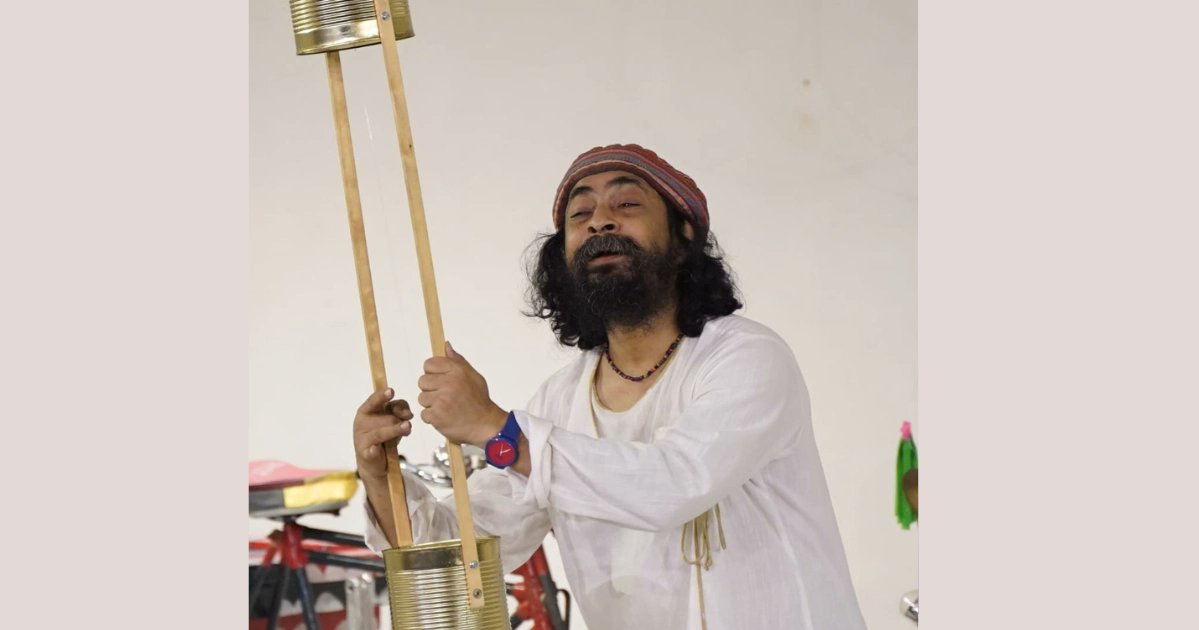 NewsAlgebraIND's tweet photo. SHOCKING NEWS 🚨 Bangladesh Hindu singer Rahul Ananda's house looted & set on fire.

Rahul Ananda flees with wife & teenage son. They have taken refuge in a secret place.

Over 3,000 musical instruments, which he designed and made over the years burnt to ashes.

His iconic house was nearly 140-year-old & visited by even French President Emmanuel Macron last year.