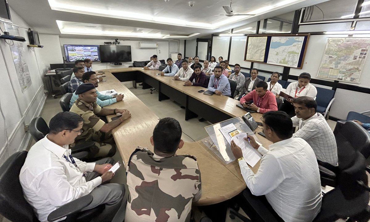 GuwahatiAirport's tweet photo. The second day of our Aviation Security Culture Week saw the establishment of an informative booth for employees and passengers, enhancing awareness about aviation security.
#GatewayToGoodness #AirportSecurity #ASCW #Airport #GuwahatiAirport #SecurityCulture #PassengerSafety https://t.co/iQaxhlXa9p