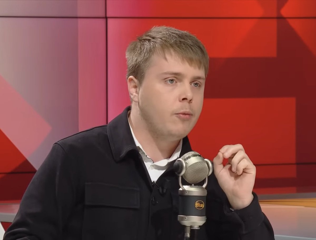 SurmulotsNews's tweet image. 🇫🇷 FLASH – Louis Boyard accuse Emmanuel Macron d’avoir &quot;vendu la Tour Eiffel à Audi&quot;.