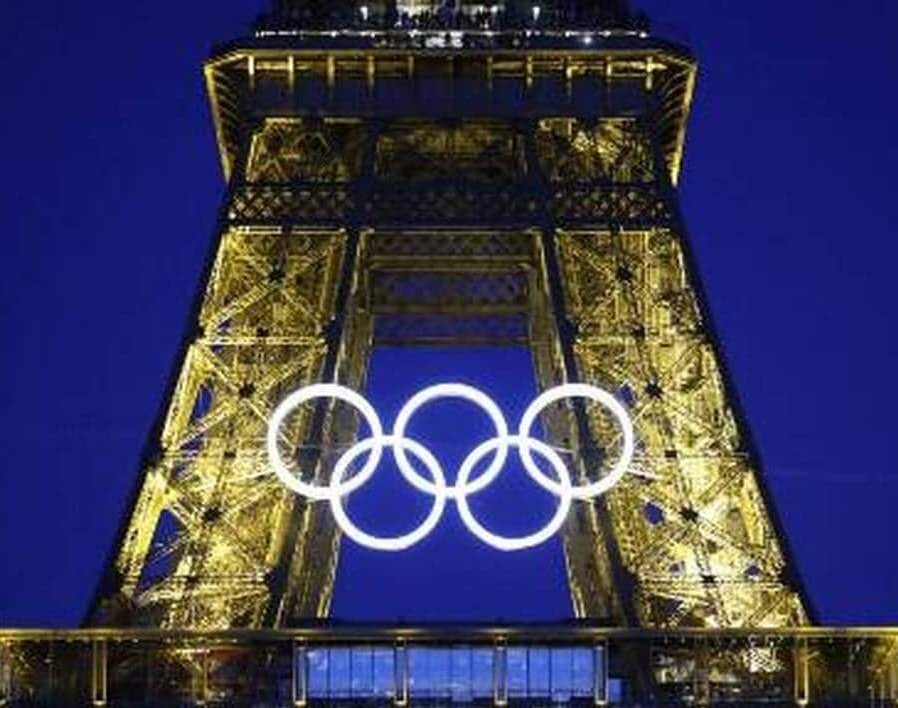 SurmulotsNews's tweet image. 🇫🇷 FLASH – Louis Boyard accuse Emmanuel Macron d’avoir &quot;vendu la Tour Eiffel à Audi&quot;.
