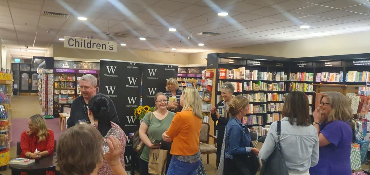catherinekirwan's tweet photo. Great fun @WaterstonesCrk for the #booklaunch of #theperfectplace 📚by @AmandaCasssidy #outnow (and then home to watch #Kellie win 🥇 gold again 🙏#Olympics 👏❤️🥳) https://t.co/q3nkqXtce8