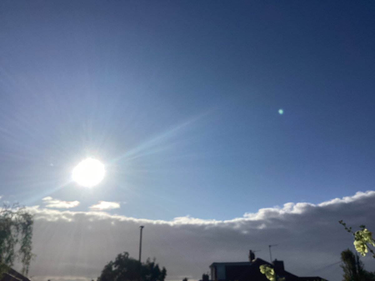 AntheaJames3's tweet photo. #TwitterFriends oh dear what’s this slowly creeping towards #HeatonUK #StormHour #WednesdaySky 🥰 https://t.co/Yu0rqAvBLF