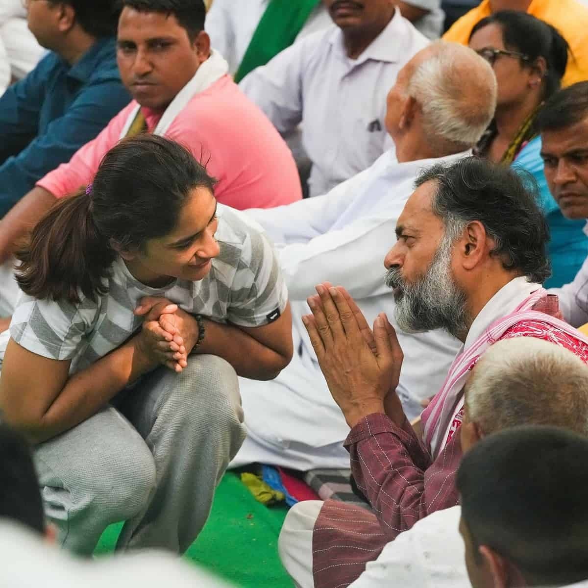 _YogendraYadav's tweet photo. ओलम्पिक के गोल्ड मेडल से बड़ा एक मेडल होता है —
खेत की मिट्टी का मेडल !

उस मेडल की विजेता विनेश फोगाट के नाम कुंवर नारायण की कविता का एक टुकड़ा:

दुर्गम वनों और ऊँचे पर्वतों को जीतते हुए 
जब तुम अंतिम ऊँचाई को भी जीत लोगे— 
जब तुम्हें लगेगा कि कोई अंतर नहीं बचा अब 
तुममें और उन पत्थरों की कठोरता में 
जिन्हें तुमने जीता है— 
जब तुम अपने मस्तक पर बर्फ़ का पहला तूफ़ान झेलोगे 
और काँपोगे नहीं— 
तब तुम पाओगे कि कोई फ़र्क़ नहीं 
सब कुछ जीत लेने में 
और अंत तक हिम्मत न हारने में।

#Phogat_Vinesh @Phogat_Vinesh 
#Gold