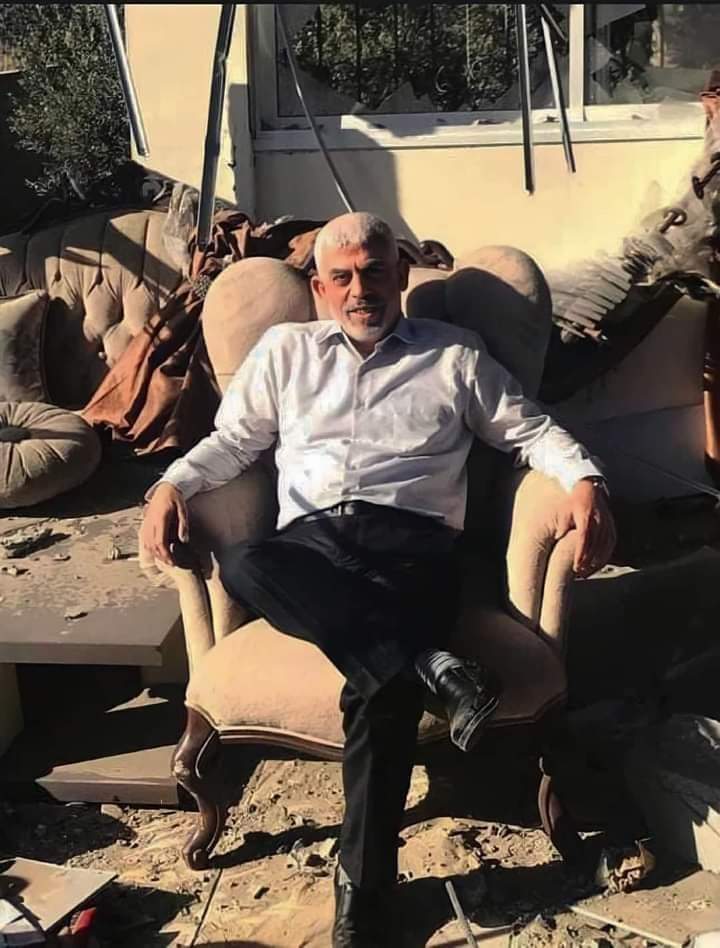 أخذَ الراية زيدٌ فأصيب،
ثمَّ أخذها جعفر فأُصيب، 
ثم أخذها عبدُ الله بن رواحة فأُصيب،
ثمّ أخذها سيفٌ مِنْ سيُوف الله خالد بن الوليد ففتَح الله عليه"
ما أشبه اليوم بالأمس
ما أشبه هؤلاء بأولئك
وذلك لن يلزمكم التفاوض معه أن تسافروا إلى الدوحة، وإنما جهنم!
#صباح_الخير_والأمل_في_الله