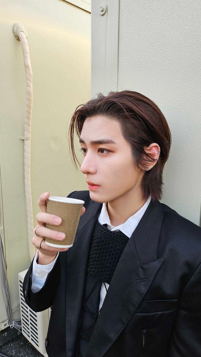 jeiongyunho's tweet photo. In a realm of modernity, sipping serenity amidst the juxtaposition of urban elements and sartorial elegance. https://t.co/fD2W3TdCJ0